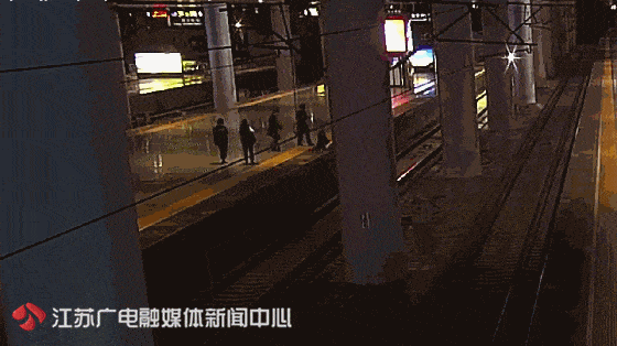 为吓唬男友，她跳下高铁站台，列车真的来了！