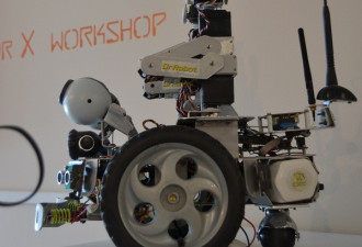 华裔科学家谢海鹏组建机器人工作室成绩斐然