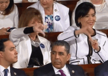 特朗普国会首次演讲：女议员做鄙视手势