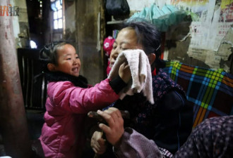 爸爸坐牢妈妈改嫁 5岁幼女独自照顾两位老人