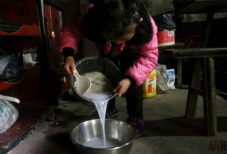 爸爸坐牢妈妈改嫁 5岁幼女独自照顾两位老人
