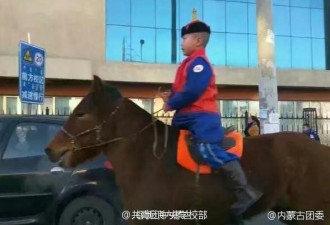 内蒙古开学日 学生穿袍子骑马上学