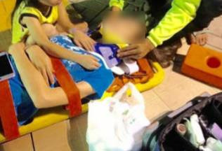 泰国6岁小女孩不爱玩耍 偏爱救死扶伤