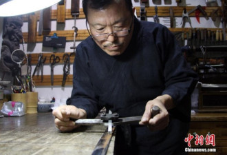 河北古兵神医技艺超群 修复近500把古刀剑