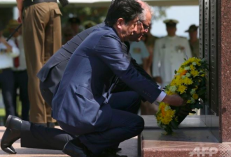 安倍悼念日军空袭死难者：澳总理下跪 安倍下蹲