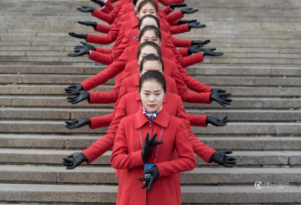 两会女服务员活泼可爱 摆千手观音玩自拍