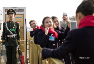 两会女服务员活泼可爱 摆千手观音玩自拍