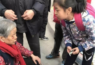 陕西一老人街头摔伤 小学生扶起并清理呕吐物