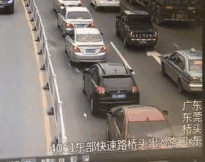 惨烈车祸现场：这一撞，14辆车全都遭了殃