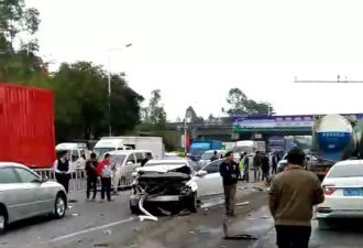 惨烈车祸现场：这一撞，14辆车全都遭了殃