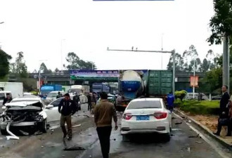 惨烈车祸现场：这一撞，14辆车全都遭了殃