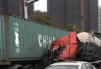 惨烈车祸现场：这一撞，14辆车全都遭了殃