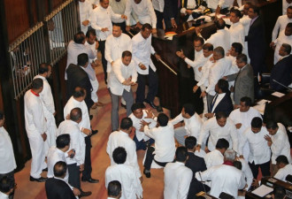 混乱持续升级！斯里兰卡议员在国会打成一团