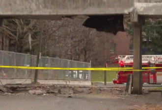 多伦多一间小学旁的行人过街桥突然塌了