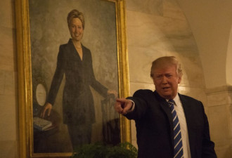 特朗普首接待白宫游客 希拉里画像引人注目