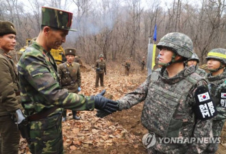 韩朝在非军事区内连通道路 韩朝军人握手致意