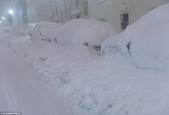冰岛首都遭罕见暴雪袭击 车都被雪埋了