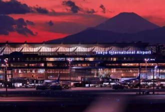 中国大妈带700日本人扫出全球最佳机场