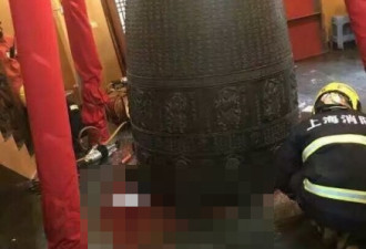 上海静安寺大钟坠落 女子被砸困在钟罩里