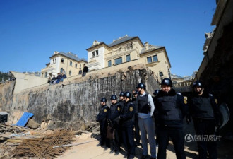 济南：别墅私建4千平地宫 警方出动百人拆除