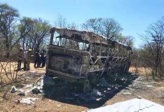 津巴布韦一辆公共汽车起火 造成至少42人死亡