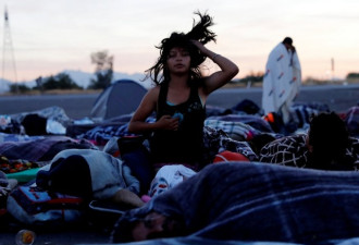 实拍美墨边境的大篷车移民 庇护所中苦中作乐