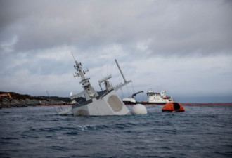 被油轮撞击的挪威宙斯盾护卫舰,  几乎完全沉没