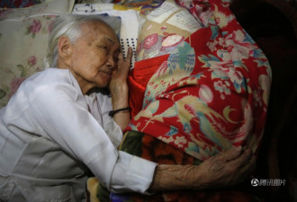 她22岁嫁给日本兵又被拆散 抱假人睡60年