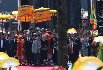 日本天皇皇后撑黄罗伞盖游越南顺化皇城
