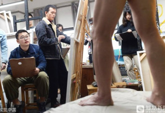 67岁的裸模 一当就是12年 学生说他真实而坦诚