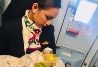 不忍机上宝宝饿肚子哭闹 24岁空姐解衣哺乳