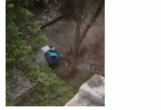 快递小哥冒雨送快递却被偷，雨中痛哭20分钟