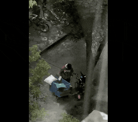 快递小哥冒雨送快递却被偷，雨中痛哭20分钟