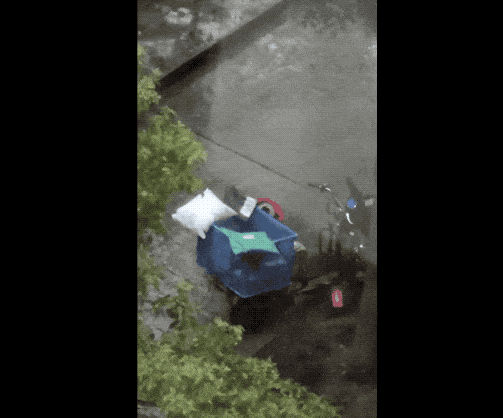 快递小哥冒雨送快递却被偷，雨中痛哭20分钟