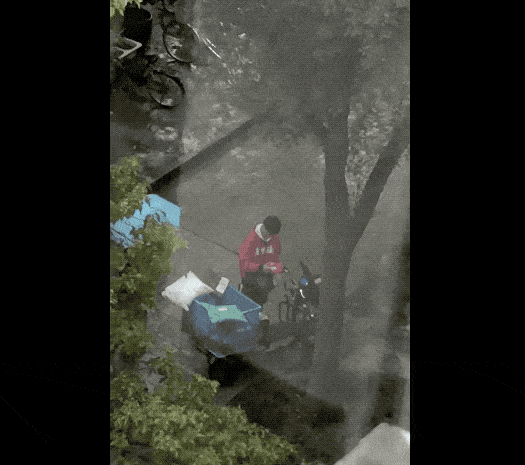 快递小哥冒雨送快递却被偷，雨中痛哭20分钟
