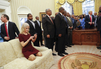 川普女顾问白宫跪坐，竟被节目如此恶搞挖苦