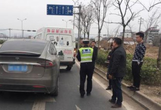 浙江车主开启特斯拉自动驾驶引发4车连环追尾