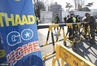 韩国民众在首尔国防部外抗议部署“萨德”