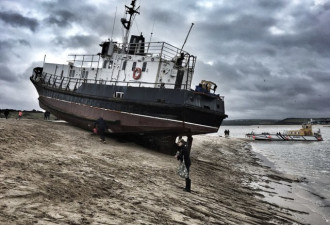英国海滩现搁浅“幽灵船” 重达80吨