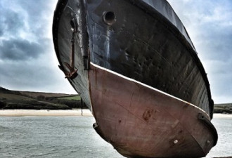 英国海滩现搁浅“幽灵船” 重达80吨