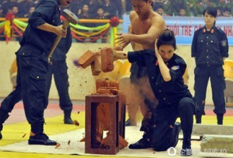 除了木棍爬楼 越南女特警还会手臂碎砖