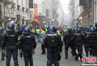 巴黎大规模示威香街混乱 警方紧张应对