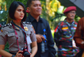 印尼美女警花爆炸案中勇斗匪徒成网红