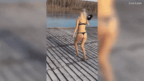 俄比基尼美女助跑跳向结冰湖面 “砰”一声悲剧