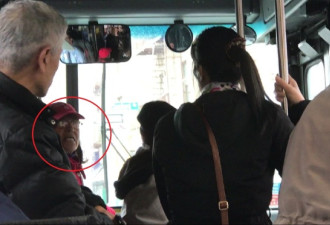 我恨华人！西裔女乘公车挥伞打华裔老翁