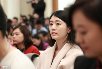 将套装穿出彩 看两会美女记者穿衣style