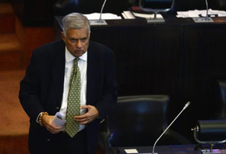 斯里兰卡国会通过对新总理不信任投票 政局混乱
