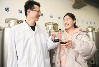 全班唯一一个男生 写34封信哄女同学开心
