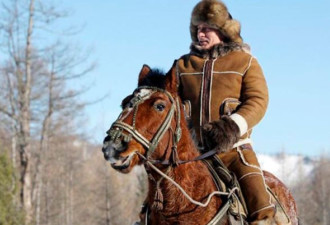 普京在西伯利亚度假露营两天 戴毛帽骑马
