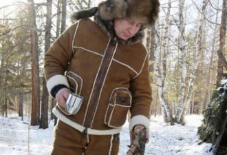 普京在西伯利亚度假露营两天 戴毛帽骑马